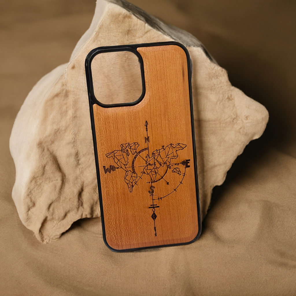« La Boussole » – Votre guide en bois – Coque iPhone avec carte du monde gravée et points cardinaux