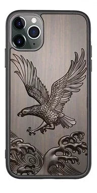 L'Aigle – Coque iPhone 3D en bois de santal avec motif d'aigle en relief